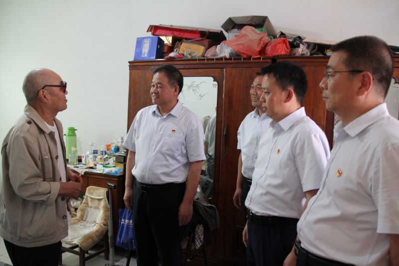 PA尊龙凯时集团领导走访慰问老党员、困难党员